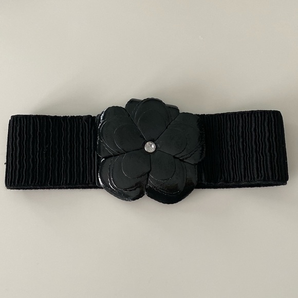 Womens Black Wide Elastic Stretch Waistband BELT Shiny FauxLeather Flower Buckle - Picture 1 of 10